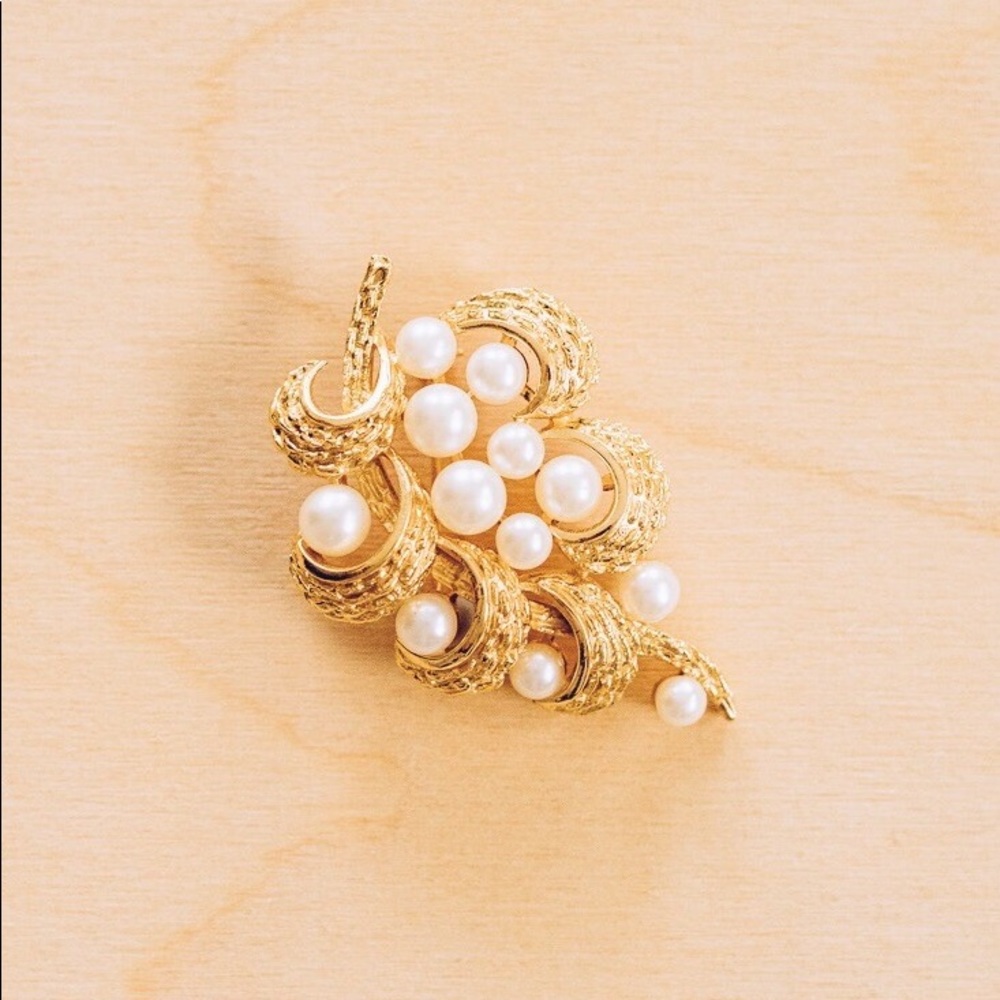 Vintage Gold & Peal Flower Leaf Brooch Pin